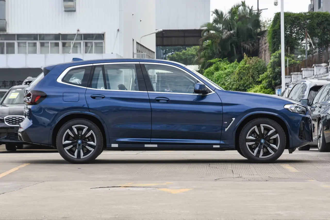 BMW iX3 2023