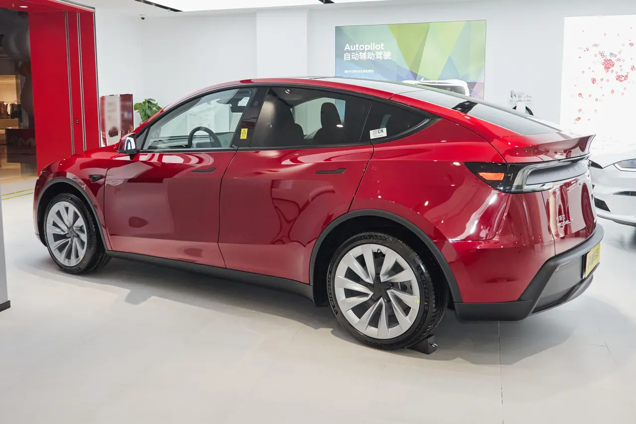 Tesla Model Y 2025