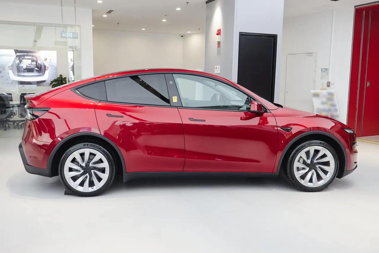 Tesla Model Y 2025