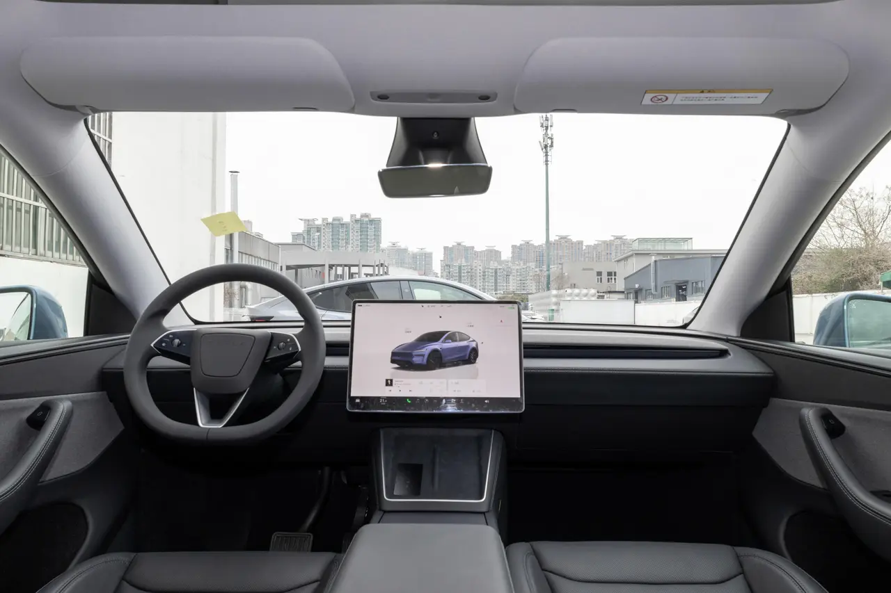Tesla Model Y 2025