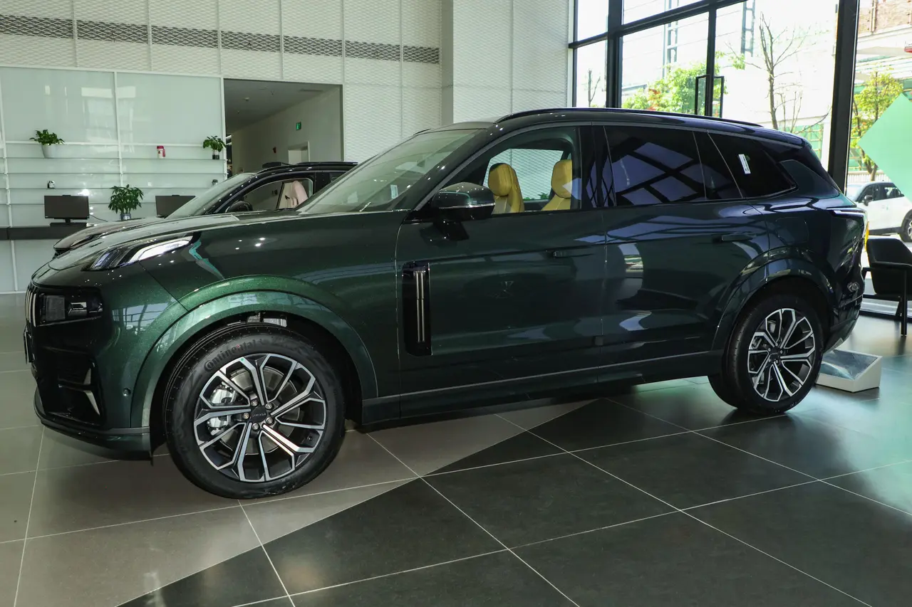 Lynk &amp; Co 09 EM-P 2024