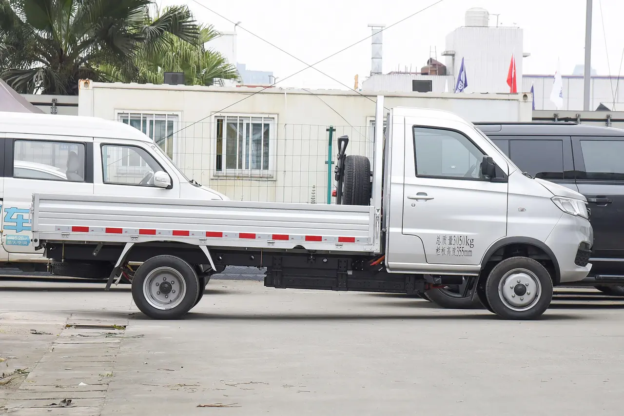 SRM Xinyuan T2S EV 2021