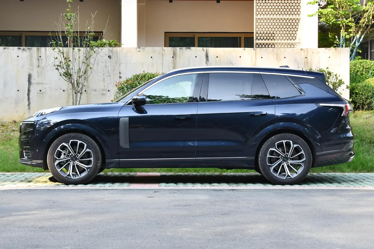 Lynk &amp; Co 09 EM-P 2023