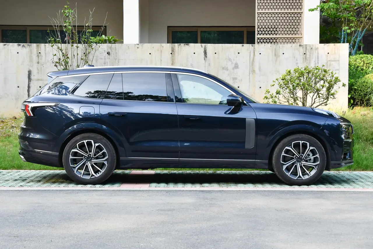 Lynk &amp; Co 09 EM-P 2023