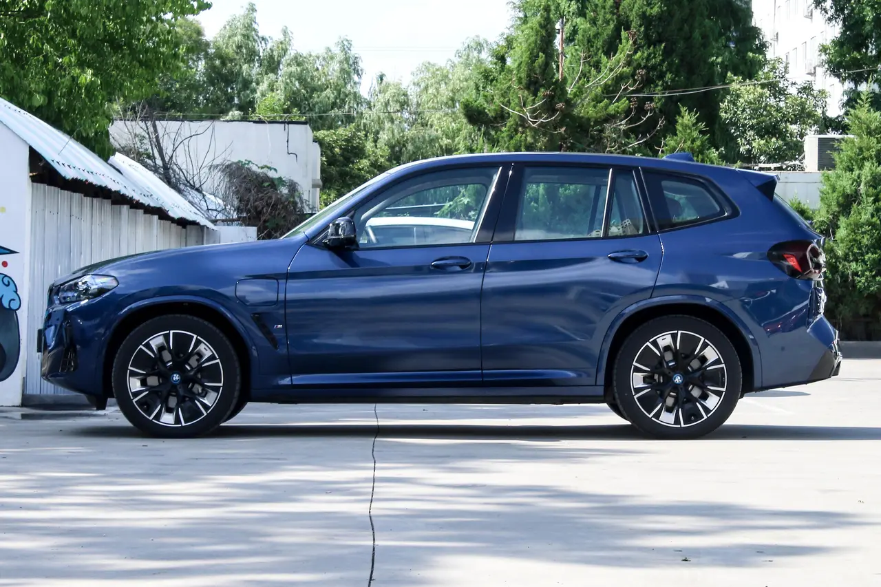 BMW iX3 2024