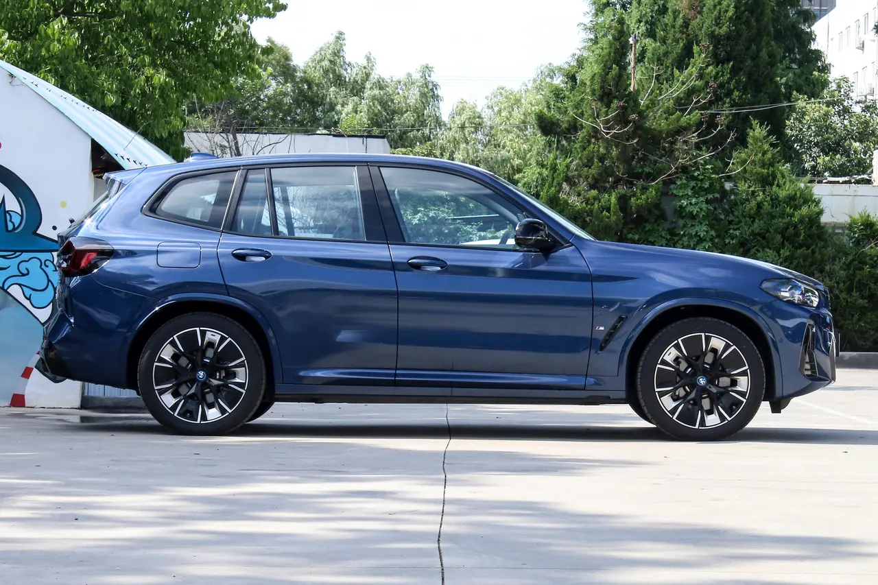 BMW iX3 2024