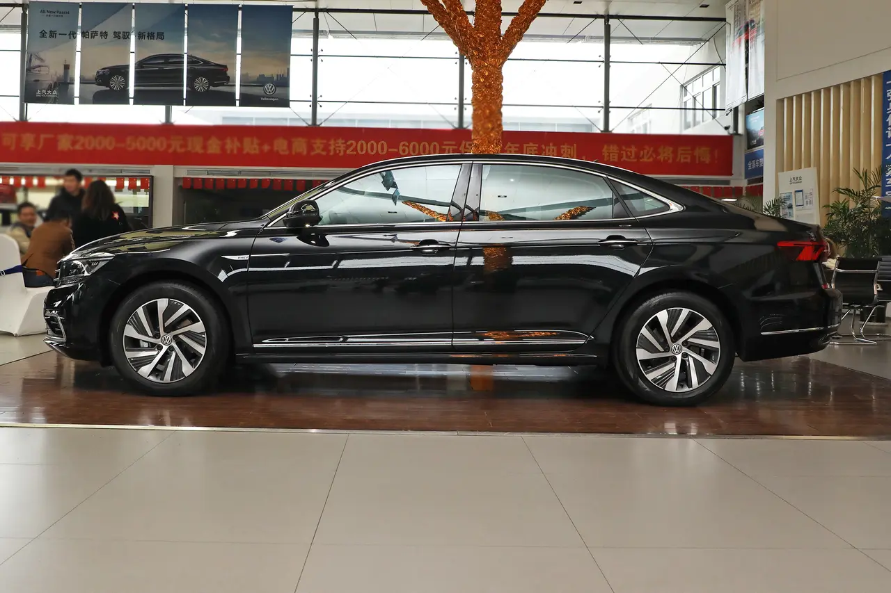 Volkswagen Passat PHEV 2023