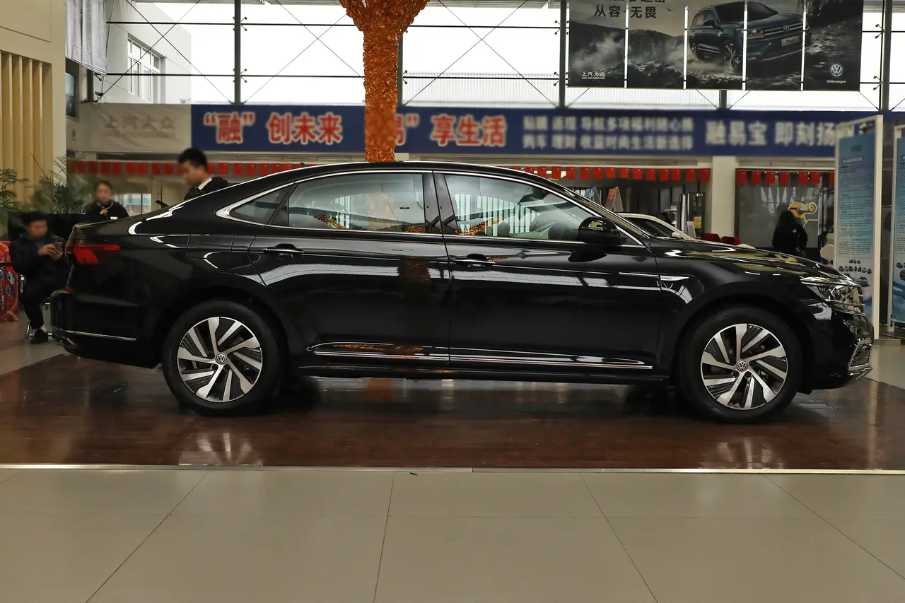 Volkswagen Passat PHEV 2023