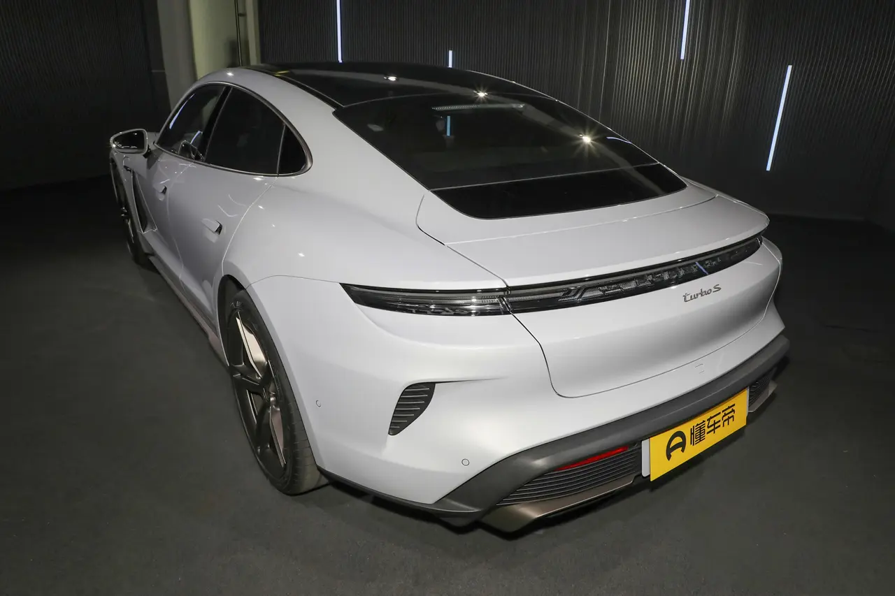 Porsche Taycan 2022