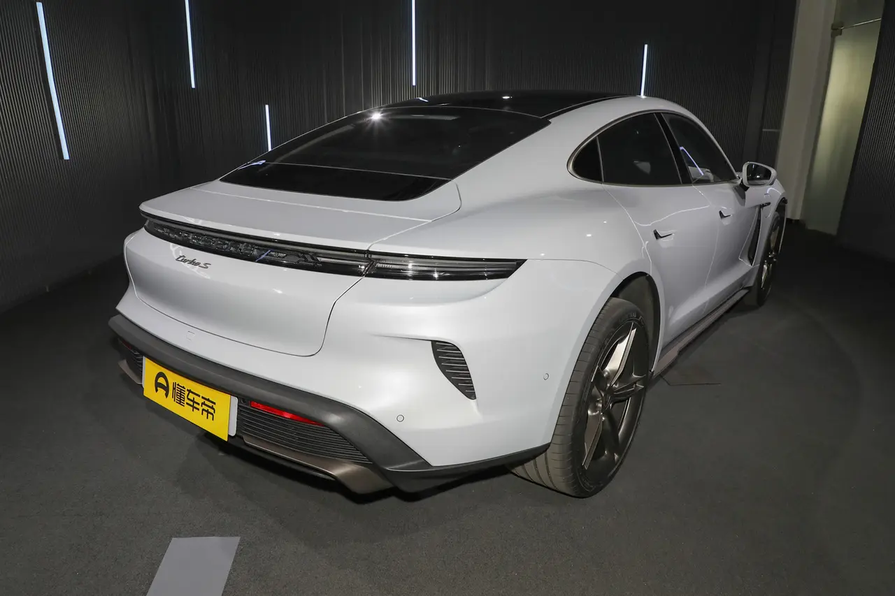 Porsche Taycan 2022