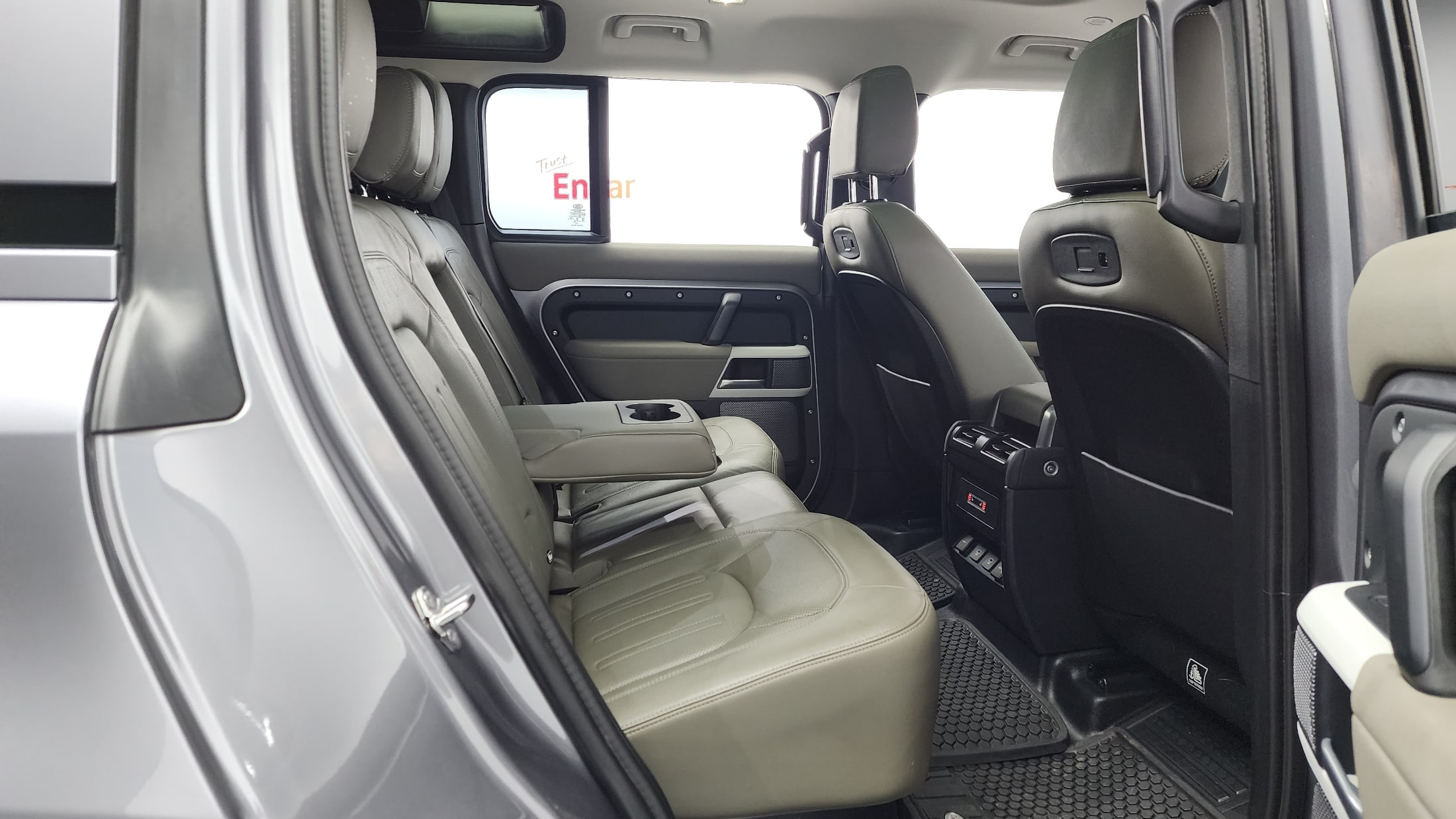Land Rover Defender 2021